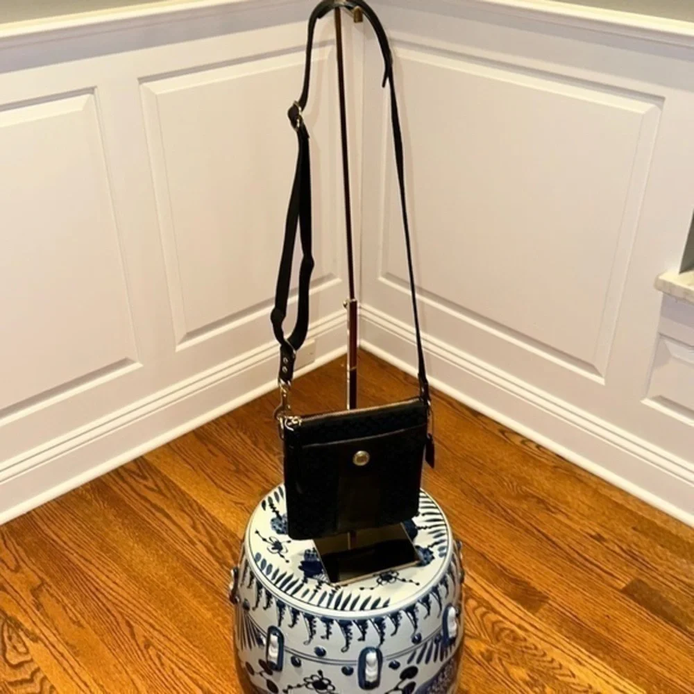 Coach Signature Swing-pack - Picture 1 of 4